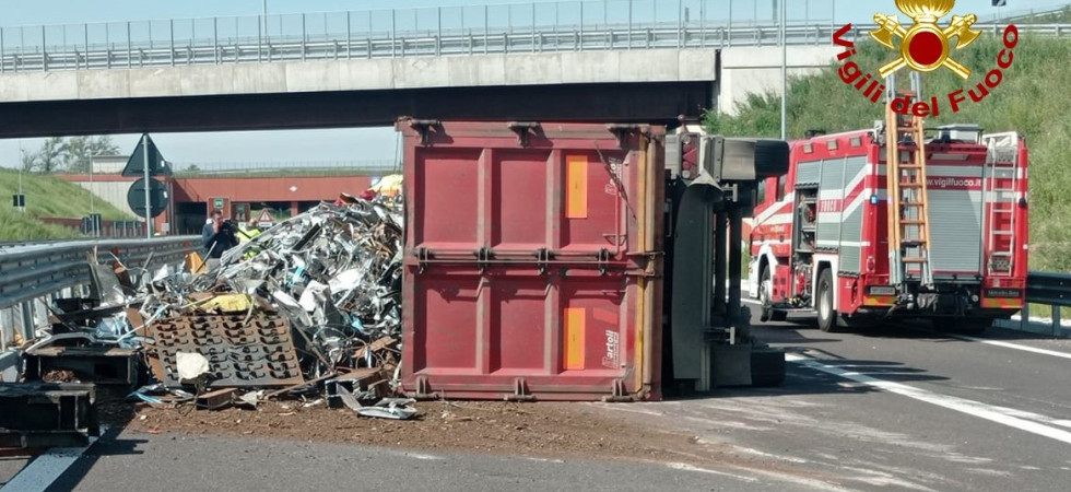 Camion carico di materiale ferroso si rovescia sulla Pedemontana: elitrasportato in ospedale il conducente
